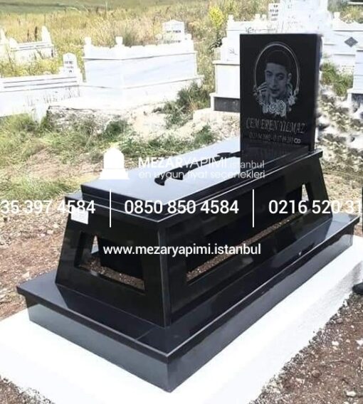 Piramit Pencereli Granit Mezar Modeli - Görsel 2